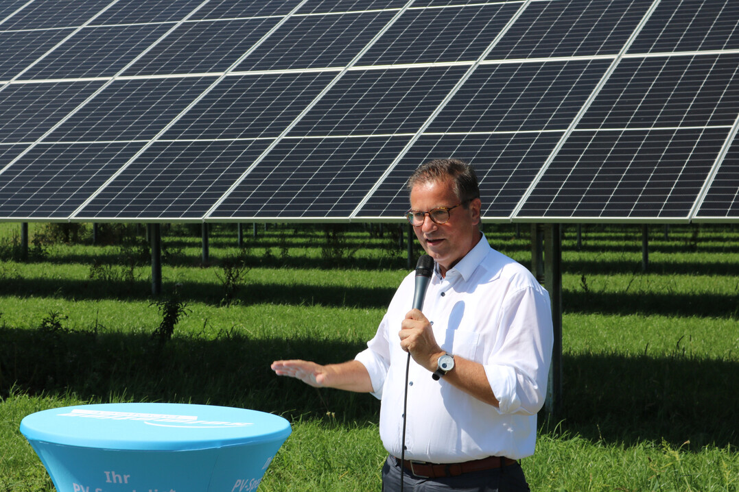 Zuversichtlich: Agrarminister Peter Hauk zeigte sich erfreut, dass man im Kreis Ravensburg in Schlier eine Anlage errichtet hat, die als Anschauungsobjekt Schule machen kann: fr andere Landwirte, fr Netzbetreiber, Energieerzeuger sowie interessierte Firmen. Agri-PV ist fr den Minister eine besonders intelligente Form der Energienutzung.