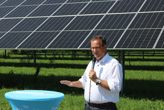 Zuversichtlich: Agrarminister Peter Hauk zeigte sich erfreut, dass man im Kreis Ravensburg in Schlier eine Anlage errichtet hat, die als Anschauungsobjekt Schule machen kann: fr andere Landwirte, fr Netzbetreiber, Energieerzeuger sowie interessierte Firmen. Agri-PV ist fr den Minister eine besonders intelligente Form der Energienutzung.