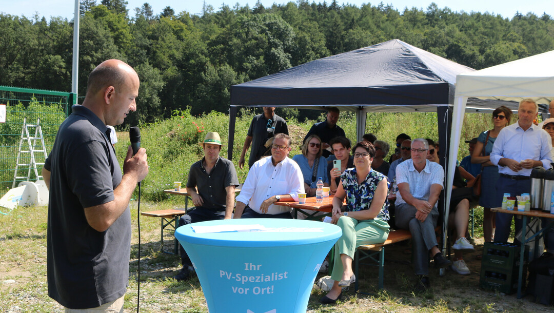 Landwirt und Anlagenbetreiber Severin Batzill ist berzeugt davon, dass die Unabhngigkeit der Lebensmittelproduktion in Deutschland gesellschaftlich oberste Prioritt hat und die Energiegewinnung deshalb immer erst an zweiter Stelle stehen kann. Mit Agri-PV schafft er beides: Die bestehende Ackerflche wird sowohl fr den Getreideanbau als auch fr die Stromerzeugung genutzt.