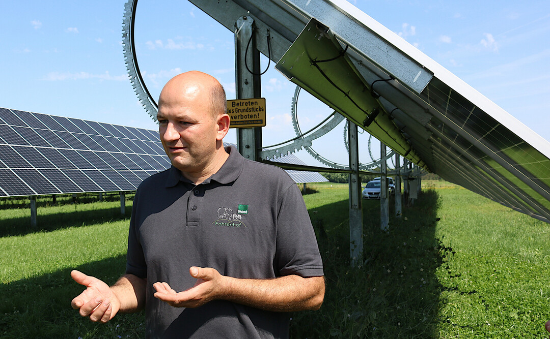 berzeugt von der Anlage ist der Landwirt und Betreiber Severin Batzill: Durch die Nachfhrung produzieren wir pro installierte Leistung etwa die Hlfte mehr Strom als auf einem herkmmlichen Dach. Damit wrden die Komponenten um 50 Prozent effizienter genutzt, erlutert Batzill das nachfhrende Tracker-System.