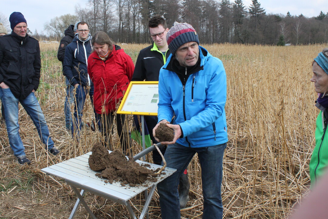 Mit der Spatenprobe kann einfach und schnell eine Bodenprobe genommen werden. Auf dem Feldtag konnten die Besucher die Bodenstruktur nach verschiedenen Zwischenfruchtmischungen begutachten. Rolf Kern empfiehlt den Besuchern, am Boden zu riechen. Der Boden sollte nicht muffig riechen. "Der Boden muss frisch riechen."