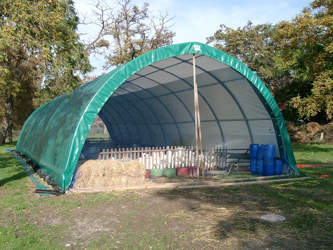 Kitzingen 2004: Folientunnel zur Unterbringung von klteunempfindlichem Geflgel bei Aufstallungsgebot und zum Prdatorenschutz.