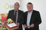 Für sein über 20-jähriges Engagement im Landesverband Erwerbsobstbau wurde der bisherige Vizepräsident Walter Söllner mit Urkunde und Goldenem Apfel ausgezeichnet. Bei der an der Mitgliederversammlung anstehenden Wahl kandidierte er nicht erneut.