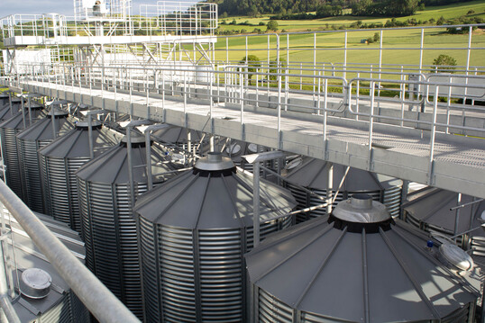 Neubau der Saatgutaufbereitungsanlage in Mhlhausen-Ehingen. In den kleinen Silos wird unter anderem Saatgetreide eingelagert.
