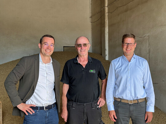 Blicken auf eine unterdurchschnittliche Ernte in Baden: (v.l.) Dr. Richard Volz, Geschftsbereichsleiter Agrar; Landwirt Wolfgang Fleckenstein und ZG-Vorstand Dr. Holger Lbbert.