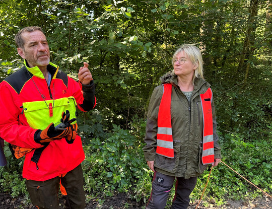 Uwe Deiler und Sandra Rapp gehren zu den 300 Hundesuchteams, die aktuell die Wlder im Rhein-Neckar-Kreis und Hessen nach kranken und toten Wildschweinen absuchen. 