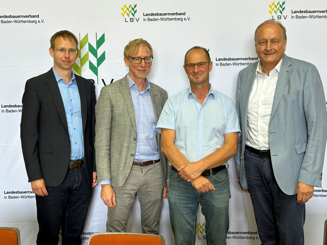 Erntepressekonferenz des Landesbauernverbandes 2024: (v.l.) Dr. Dominik Modrzejewski, Fachreferent im Landesbauernverband; LBV-Hauptgeschftsfhrer Marco Eberle, Landwirt Andreas Beck LBV-Prsident Joachim Rukwied.