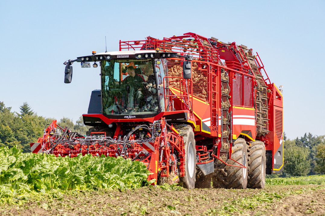 Der Zuckerrbenroder Rexor 6300 von Grimme ist mit einem Assistenzsystem ausgestattet.