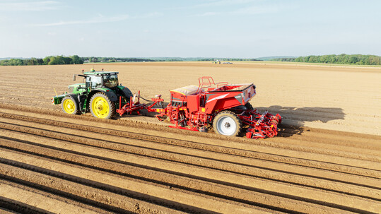 Grimme stellt die neue Beet-Variante der Legemaschine Prios 440 vor. 