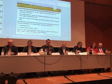 Auf dem Podium: (v.l.) Der Vorsitzende des Kreisbauernverbandes Werner Kunz, der stellvertretende Hauptgeschftsfhrer im Landesbauernverband Baden-Wrttemberg (LBV), Horst Wenk; Udo Stein (AfD), Mdl; Norbert Lins (CDU), MdEP; Ariane Amstutz, LBV Baden-Wrttemberg; Karin Binder (Die Linke) und Dr. Christian Jung (FDP), MdB.