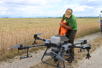 Das Unternehmen verwendet die Agnos T30 von DJI. Diese Drohne eignet sich zur Untersaat, vor allem fr Zwischenfrchte, sowie zur Nachsaat von Wiesen. 