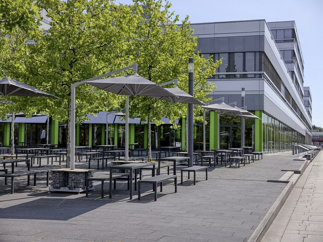 Die Caravita Schirme Amalfi fügen sich mit ihrer dezenten Farbgebung und klaren Formensprache harmonisch in das architektonische Gesamtbild des Mensavorplatzes ein.