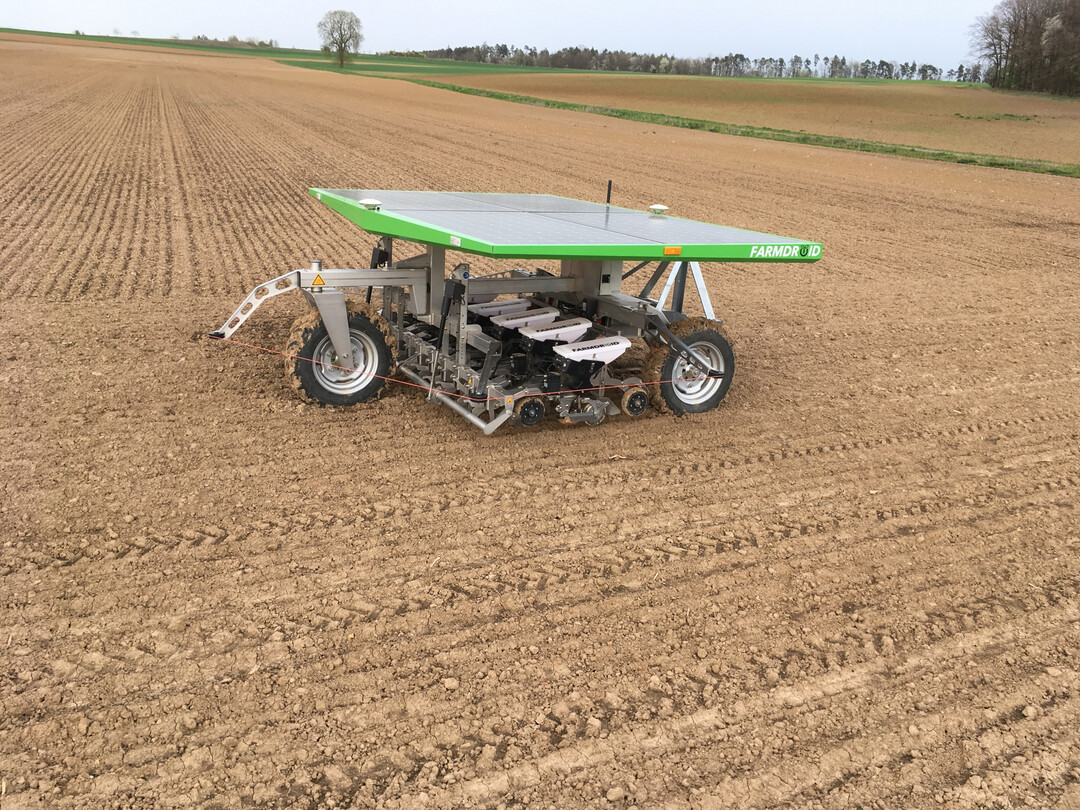 Das Aktionsprogramm Natrlicher Klimaschutz (ANK) frdert Investitionen in umwelt- und klimaschonende Maschinen und Gerte wie zum Beispiel einen Feldroboter. Ab 2. September knnen Landwirte bei Bedarf auch gnstige Darlehen fr dieses Programm bei der Rentenbank beantragen. 