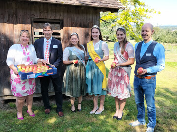 Offizieller Start in die Apfelsaison am Bodensee mit Vertretern aus Politik, Produktion und Vermarktung (v. l.): Ministerialdirektorin Isabel Kling, MaBo-Geschftsfhrer Dr. Egon Treyer, die Apfelhoheiten Sina Bernhard, Jasmin Eichenhofer und Mia Bentele sowie dem Obstregionsvorsitzenden Erich Rhrenbach.