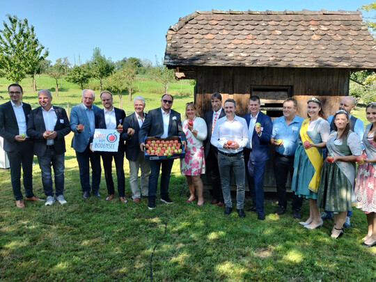 Mit Vertretern aus der Politik, Verwaltung, Praxis und Vermarktung erfolgte die Erffnung der Apfelsaison am Bodensee in Uhldingen-Mhlhofen.