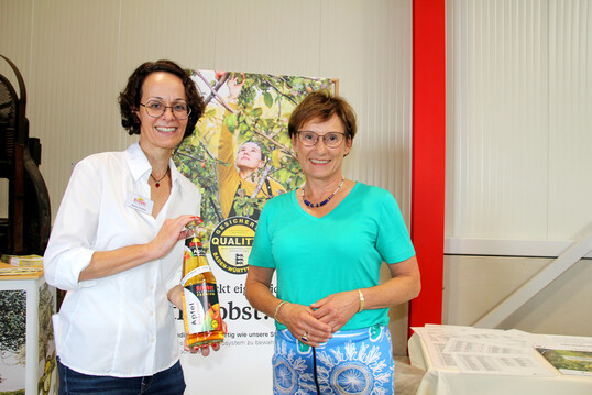 Staatssekretrin Sabine Kurtz (r.) stellte in Aspach das Herkunftszeichen fr Streuobst vor, das aufklassischen VdF-Pfandflaschen prangen soll, wie Petra Streker (l.) eine ins Bild hlt.
