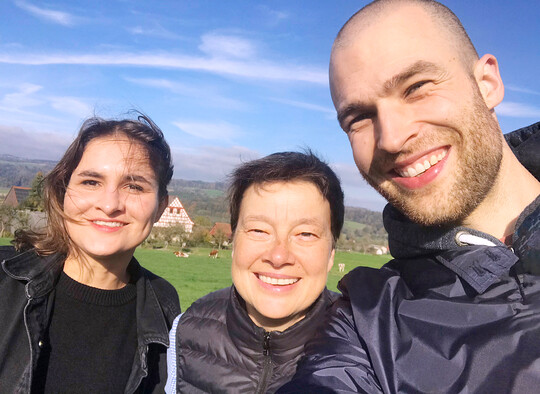 Gelungener Redaktionsteamausflug zum Ökomilchhof der Familie Klein: Lisa Kristin Dally, verantwortlich für #Ö, Susanne Gnauk, Autorin des Beitrags, und Jonas Klein (v. l.).