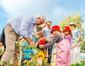Der Bundeslandwirtschaftsminister (hinten Mitte) ist zu Besuch in einem Kindergarten in Walddorfhslach.