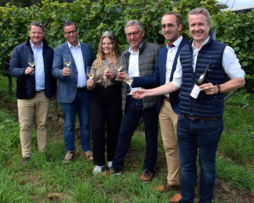 Zufriedene Gesichter bei der Herbstpressekonferenz des Badischen Weinbauverbandes (v. l.): Holger Klein (Geschftsfhrer), Peter Hauk (Landwirtschaftsminister), Lucia Winterhalte (Badische Weinknigin), Rainer Zeller (Weinbauprsident), Benjamin Bohn (Brgermeister Vogtsburg im Kaiserstuhl) und Thomas Weiler (Geschftsfhrer der Bischoffinger Winzer).