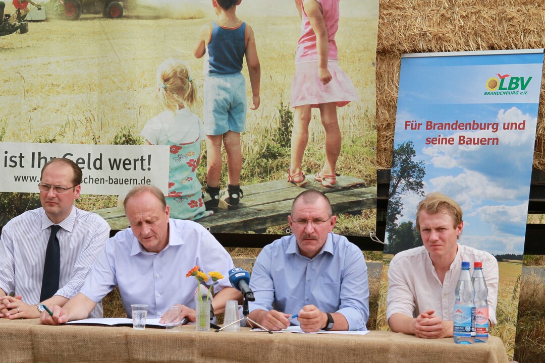 DBV-Erntepressekonferenz (von links nach rechts): DBV-Pressesprecher Axel Finkenwirth, DBV-Präsident Joachim Rukwied, Präsident des Landesbauernverbandes Brandenburg, Henrik Wendorff und Dr. Thomas Gäbert, Vorstandsmitglied der agt Agrargenossenschaft Trebbin, auf derem Betrieb die Pressekonferenz stattfand.