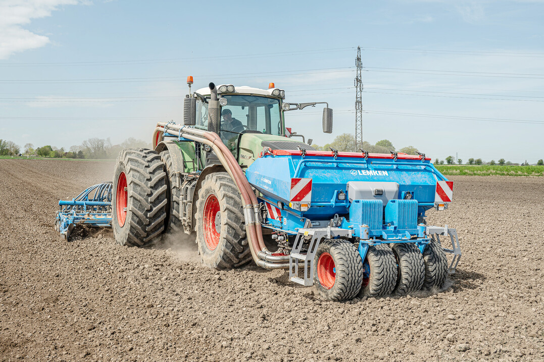Der neue Frontbehlter von Lemken fasst 2400 Liter.