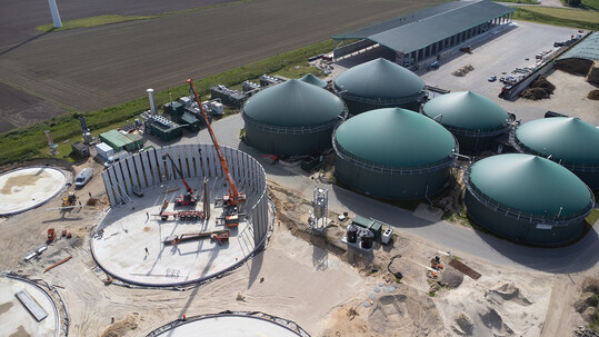 Biogasanlagen bieten Geflgelhaltern eine nachhaltige Mglichkeit, anfallende organische Reststoffe zu verwerten und gleichzeitig erneuerbare Energie zu erzeugen.