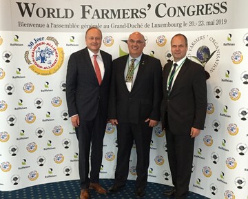 DBV-Prsident Joachim Rukwied, Weltbauernprsident Theo de Jager und DBV-Vizeprsident Werner Schwarz auf der Versammlung in Luxemburg.
