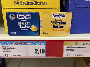 Butter wird teurer: Laut Destatis verteuerte sich die Butter binnen Jahresfrist um 25,4 Prozent. Zuletzt kostete die Handelsmarkenbutter im Dezember vor zwei Jahren laut Lebensmittel Zeitung 2,29 Euro pro 250-g-Pckchen, Markenprodukte lagen bei 3,49 Euro. Diese Woche am 16. September 2024 lag der Preis im Norma fr die Handelsmarke Landfein bei 2,19 Euro (sahnig-frisch) beziehungsweise bei 2,09 Euro (mild gesuert). 