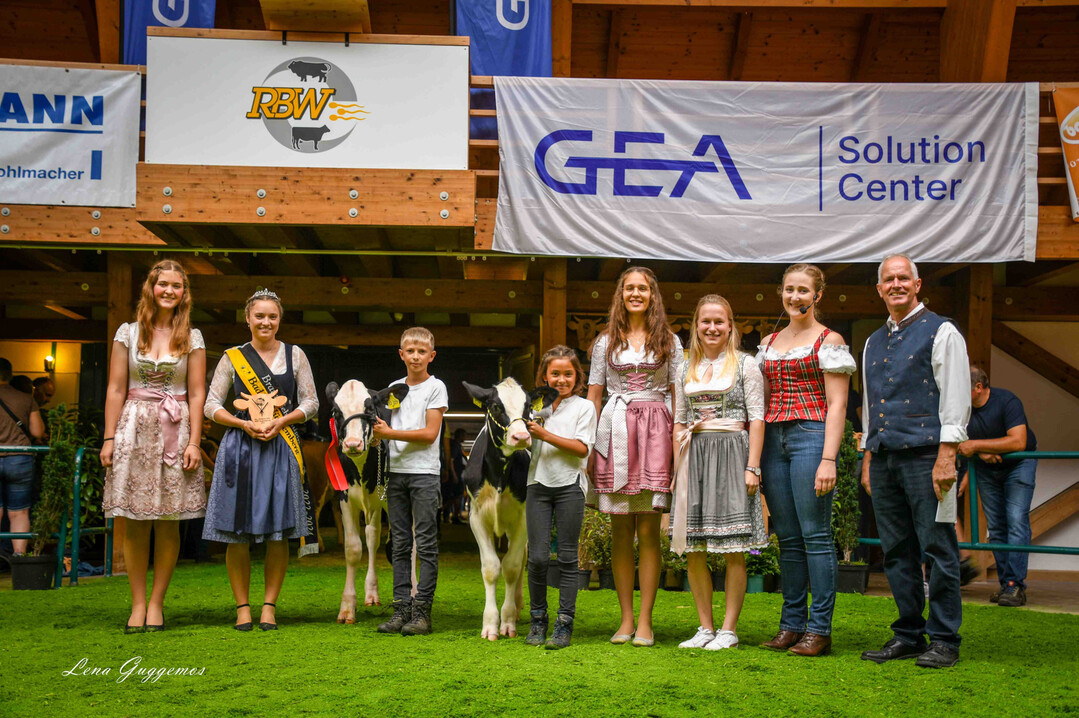 Die Mini-Champions Mira Nussbaumer (4. v. l.) und Reservesieger Stefan Romer (3. v. l.) mit Braunviehkniginnen-Anwrterinnen und der amtierenden Knigin sowie Preisrichterin Karoline Strau (2. v. r.) und dem Vorsitzenden Josef Volkwein (r.).