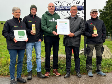 bergabe der Urkunde fr 25 Jahre Partnerschaft von Schwarzwaldmilch und Bioland (von links): Susanne und Jonas Saier, Heinz Kaiser (Schwarzwaldmilch), Marcus Arzt (Bioland) und Fridolin Saier. 