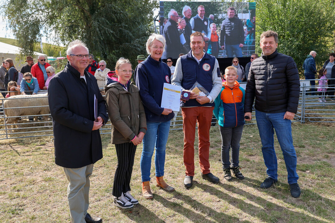Hohe Auszeichnung: Der German Genetic-Zchter Wouter Uwland ist vom Landwirtschaftsministerium Sachsen-Anhalt mit der Zuchtplakette in Gold ausgezeichnet worden. Uwland zchtet erfolgreich Leicoma-Schweine. 