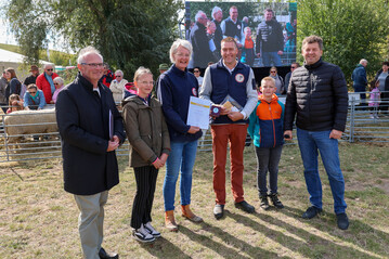 Hohe Auszeichnung: Der German Genetic-Zchter Wouter Uwland ist vom Landwirtschaftsministerium Sachsen-Anhalt mit der Zuchtplakette in Gold ausgezeichnet worden. Uwland zchtet erfolgreich Leicoma-Schweine. 
