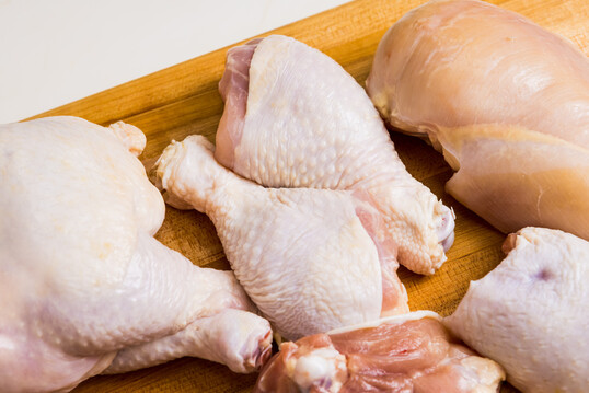 Rohes Geflgelfleisch erfordert bei der Zubereitung und Lagerung besondere hygienische Sorgfalt.