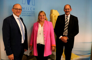 Isabel Kling, Ministerialdirektorin im MLR, hielt ein Pldoyer fr die heimische Landwirtschaft. Hier im Bild mit Manfred Olbrich, Vorsitzender des Milchprfrings Baden-Wrttemberg und des Milchwirtschaftlichen Vereins (l.) und Geschftsfhrer Dr. Markus Albrecht. 