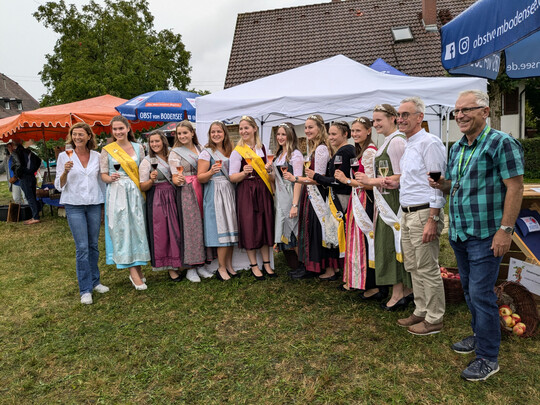 Jede Menge Gratulanten freuen sich ber die frischgekrten Apfelhoheiten am Bodensee.
