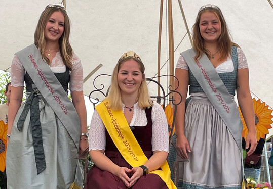 Die Bodensee-Apfelhoheiten 2024 bis 2026 (v. l.): Marlene Lhle, Bodensee-Apfelknigin Emelie Witzigmann und Lara Baur.