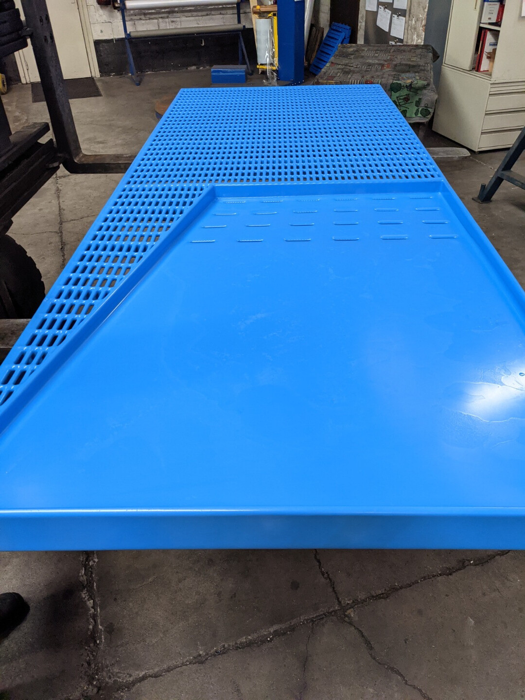 Das abgesenkte Ferkelnest von Nooyen Manufacturing bietet hier mehrere Vorteile. Durch das leicht abgesenkte und geneigte Nest wird eine Kuhle simuliert. So wird das Ferkelnest besser angenommen und das Risiko von Erdrckungsverlusten verringert. In die Kuhle kann Einstreu oder Einstreupuder eingebracht werden, ohne bermige Verluste zu verursachen. 