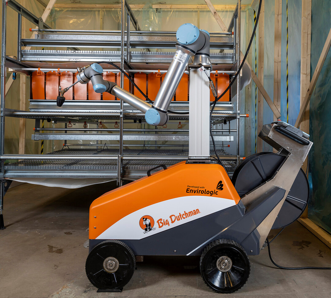 Der Sharky430 von Big Dutchman International ist ein weiterentwickelter Waschroboter fr die Reinigung von Aufzucht- und Legehennenstllen mit Volierenanlagen. Der Waschroboter wurde hierfr durch einen sehr flexiblen Wascharm erweitert, der es ermglicht, alle Bereiche in einer Voliere zu erreichen. 