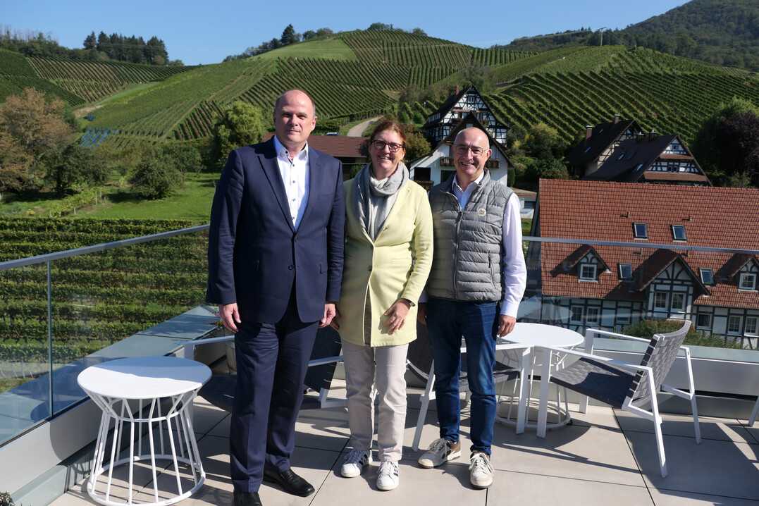 Badens Genossenschaftswinzer lesen nach einem harten Jahr sprbar weniger Wein, berichteten (v. l.): Dr. Ulrich Theileis, Ute Bader und Gnter Lehmann.