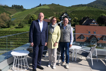 Badens Genossenschaftswinzer lesen nach einem harten Jahr sprbar weniger Wein, berichteten (v. l.): Dr. Ulrich Theileis, Ute Bader und Gnter Lehmann.