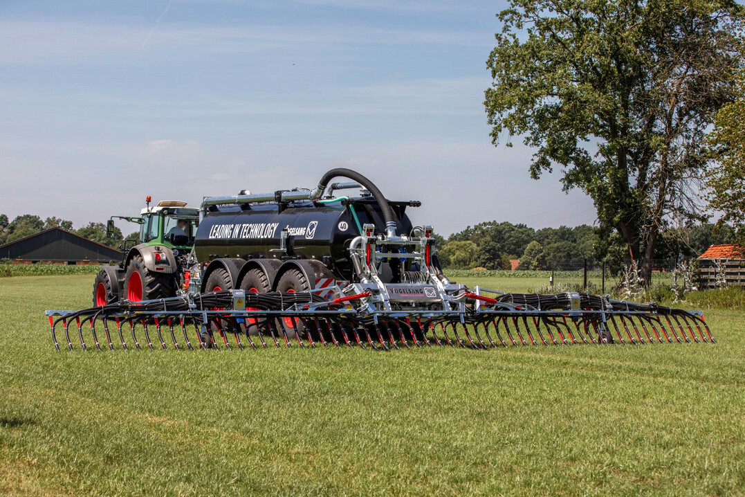 BlackBird Pro: 12 und 15 Meter Arbeitsbreite, zwei Exaktverteiler aus der ExaCut-Serie whlbar.