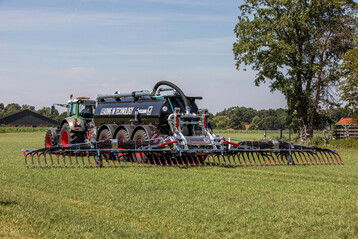 BlackBird Pro: 12 und 15 Meter Arbeitsbreite, zwei Exaktverteiler aus der ExaCut-Serie whlbar.
