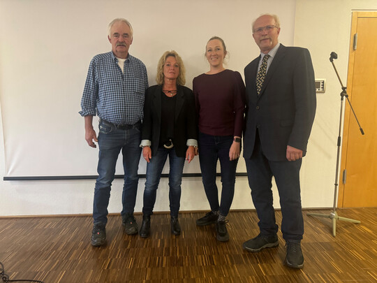 Setzen sich fr die Belange der Schfer im Sdwesten ein (v.l.): Der neu gewhlte zweite VorsitzendeKarl Burkhard aus Neidlingen, LSV-Geschftsfhrerin Anette Wohlfarth, die neue VDL-Geschftsfhrerin Lisa Sbitnew und der wiedergewhlte LSV-Voritzende Alfons Gimber.