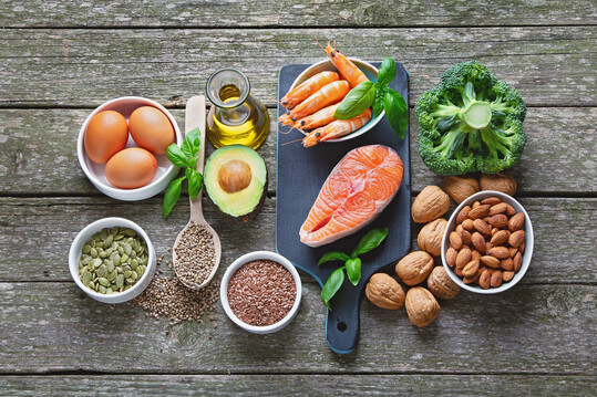 Lachs, Nsse, Eier: Der Krper bentigt Fett, mageblich aus pflanzlichen Rohstoffen.