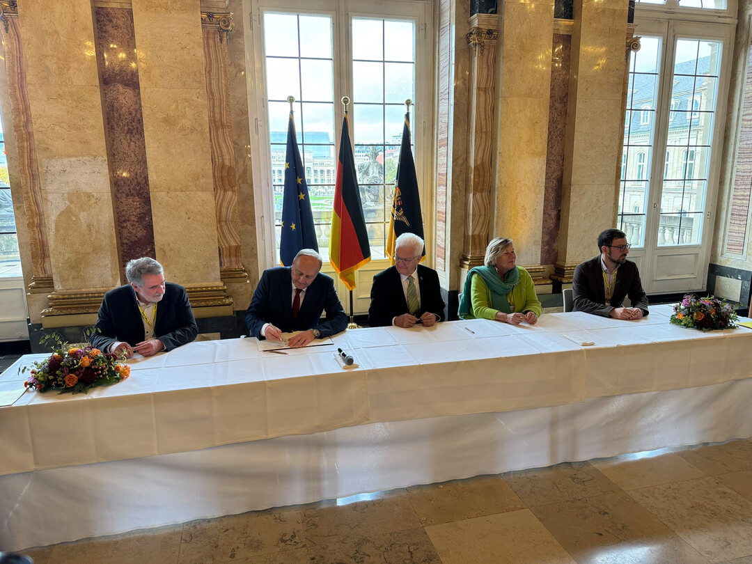 Bernhard Bolkart (BLHV) und Joachim Rukwied (LBV) unterzeichnen stellvertretend fr die Landwirtschaft den von Ministerprsident Kretschmann initiierten Gesellschaftsvertrag.