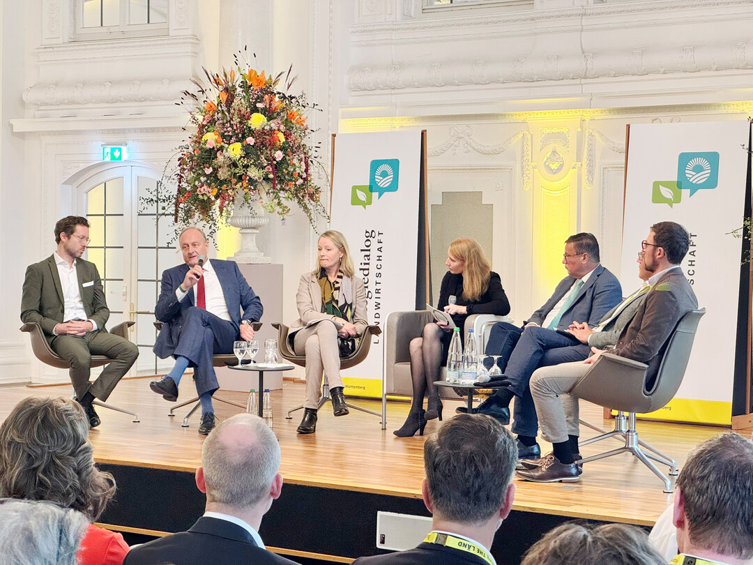 Podiumsdiskussion zum  Strategiedialog Landwirtschaft (v. l.): Philipp Hennerkes (BVLH), Joachim Rukwied (LBV), Ministerin Thekla Walker, Klara Kberle (Moderation), Minister Peter Hauk, Marcus Arzt (AL), Johannes Enssle (Nabu).