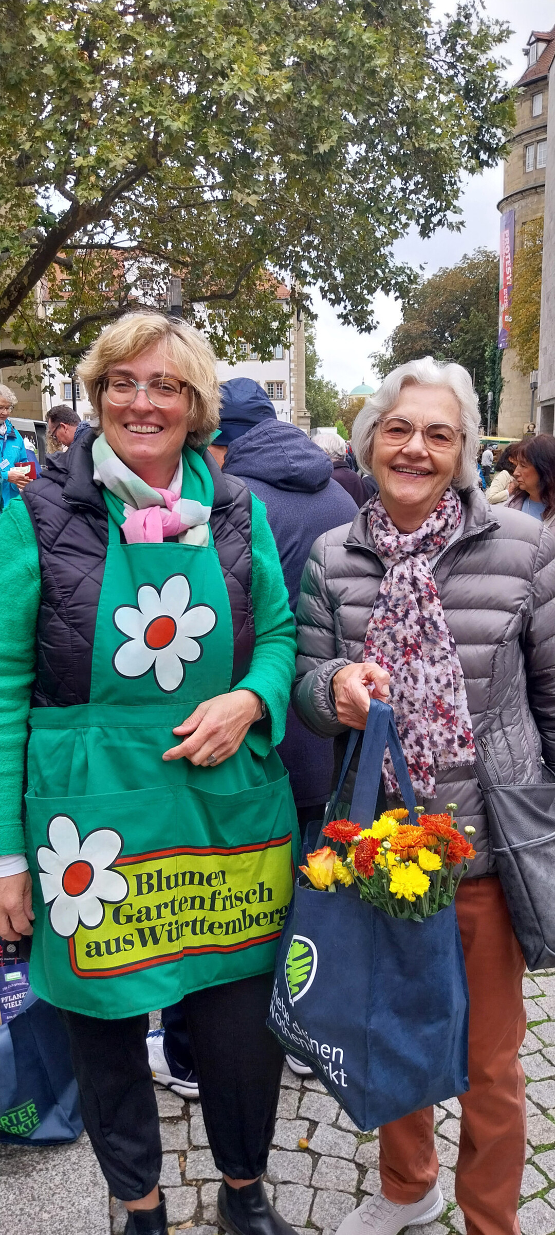 Prall gefllte Fruchtkrbe wurden fr den guten Zweck an Gste verkauft.