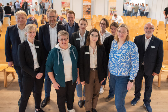 Die Referenten und Moderatoren beim Fachgesprch Legehenne 2024: (von links, hintere Reihe) Niels Luther-Khne (LWK), Dr. Neele Dirksen (LWK), Henner Schnecke (Legehennenhalter und stellv. Vors. des NGW-Landesverbands), Helmut Wahl (LWK), Jule Schttler (LWK), Talke Heidkro (LWK), Frauke Deerberg (Uni Kassel); (von links, vorne) Iris Flentje (LWK-Beraterin und landwirtschaftliche Unternehmerin), Alina Kathrin Lckemann (LWK), LWK-Vizeprsidentin Dagmar Heyens, Dr. Peter Hiller (LWK)