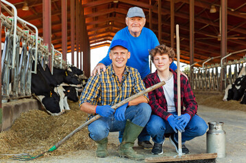 Generationen, Stall, Familie, Milchvieh, Hofbergabe, Hofnachfolge.