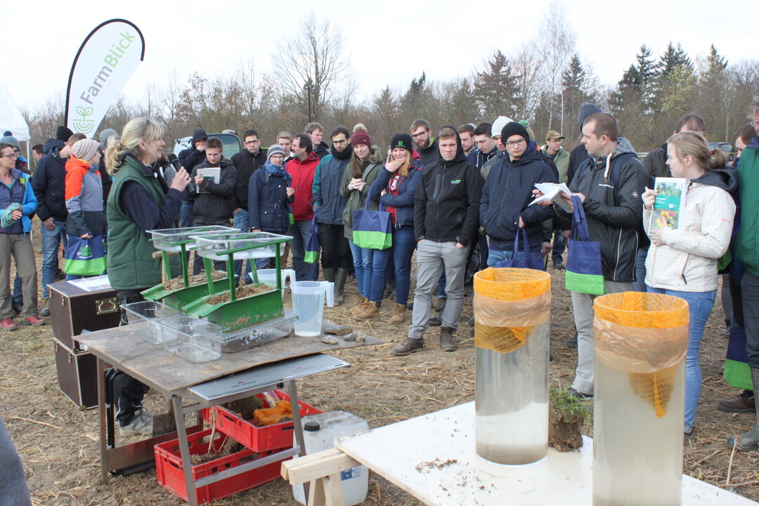 Dr. Jana Epperlein von der Gesellschaft für konservierende Bodenbearbeitung (GKB) demonstrierte mit zwei Versuchen die Unterschiede im Bodengefüge bei konservierender Bodenbearbeitung und der klassischen Bearbeitung mit dem Pflug.